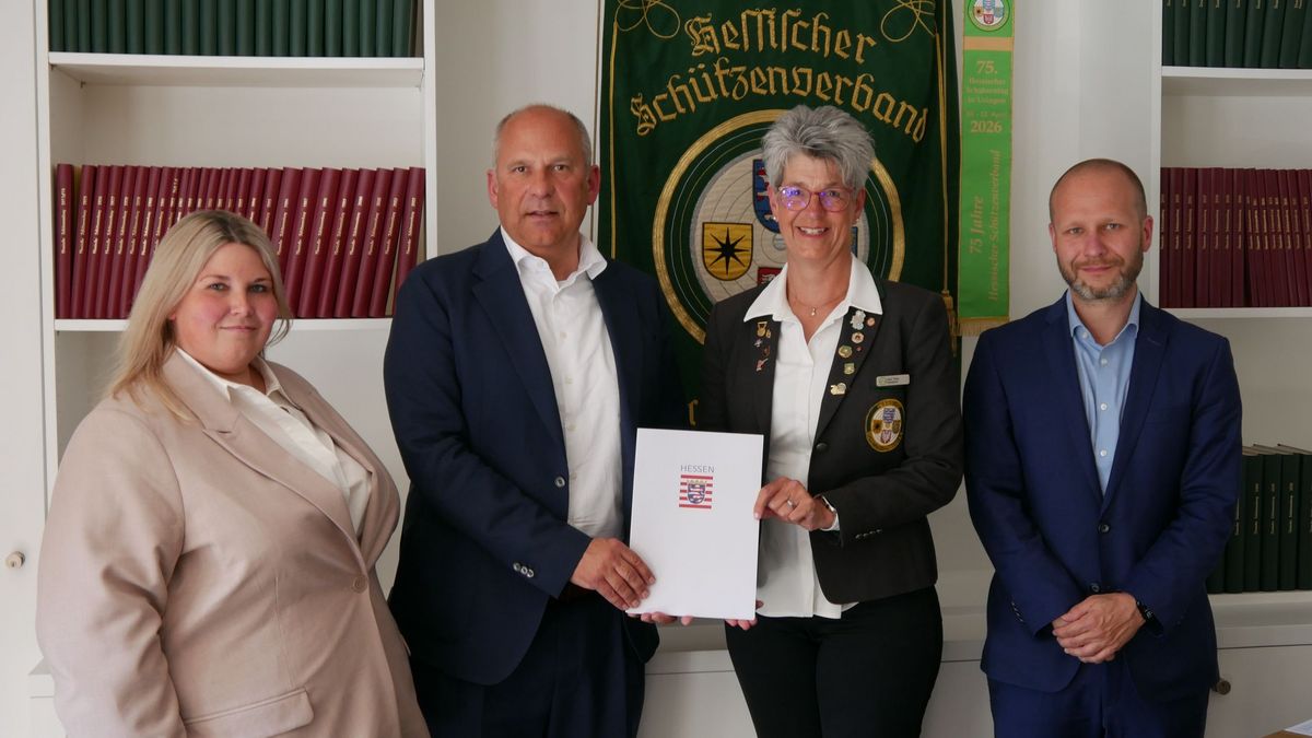 Übergabe des Förderbescheids: (von links) Projektleiterin "Schützen im Dialog" Mariele Zobel, Innenminister Roman Posek, HSV-Präsidentin Tanja Frank und HSV-Geschäftsführer René Würmser. (Foto: Lutz Berger)